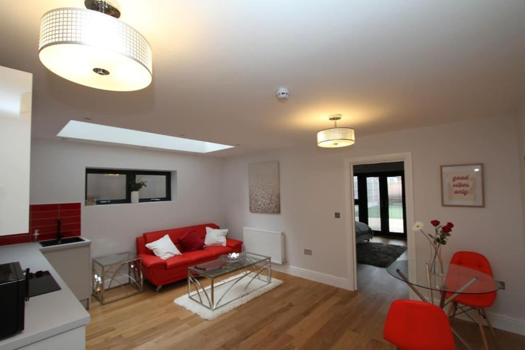 Appartamento Lovely One Bed Apartment-near Transport-village-freeparking Londra